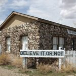 أغرب مبنى في العالم… جدرانه مبنية من 5796 عظمة ديناصور