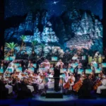 الأوركسترا السعودية تتألق في أولى لياليها بـ”مرايا” العُلا تجربة فنية متكاملة تمزج بين الأداء الأوركسترالي والهوية السعودية