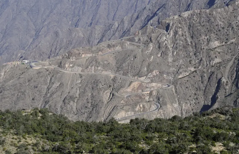 عسير.. برد الجبال ودفء السواحل في وجهة واحدة تجربة سياحية استثنائية تجمع برودة الجبال ودفء السهول