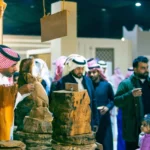 جذوع النخيل تتحول لمجسمات بديعة في مهرجان الصقور تعتمد على إعادة تدوير جذع النخلة